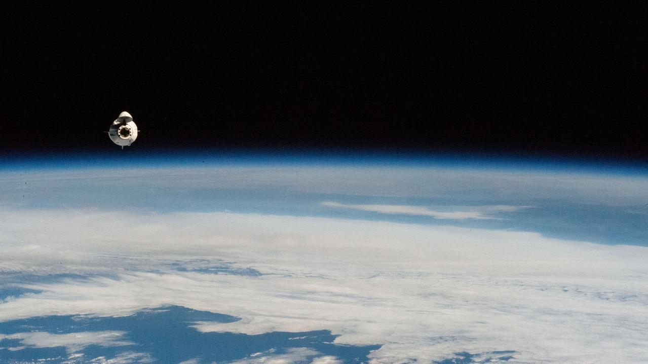 iss068e012625 (Oct. 6, 2022) --- The SpaceX Dragon Endurance crew ship, carrying four Crew-5 members, approaches the International Space Station 266 miles above the Indian Ocean southwest of Australia.