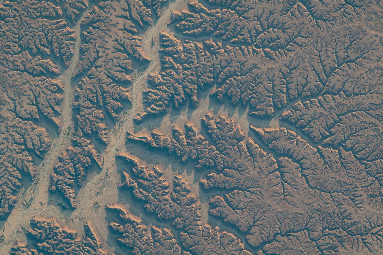 iss069e010864 (May 16, 2023) --- Wadis, or river valleys that are dry in winter months, in Yemen were pictured by UAE (United Arab Emirates) astronaut and Expedition 69 Flight Engineer Sultan Alneyadi from the International Space Station as it orbited 256 miles above.