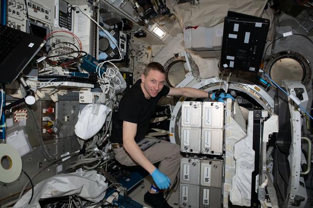 NASA image: Hoburg removing the Nanoracks Cubesat Deployer from the Kibo Laboratory Module A/L