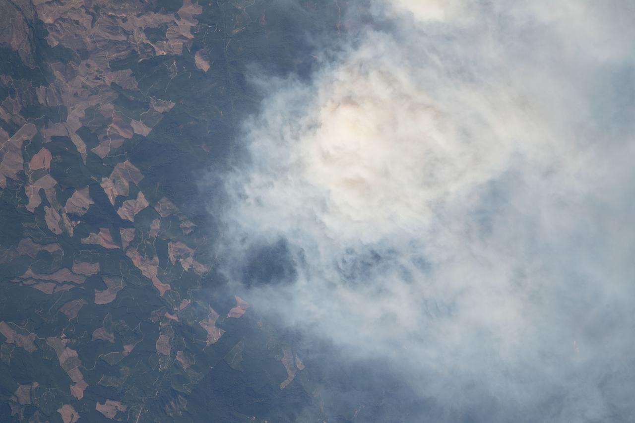iss069e057022 (Aug. 12, 2023) --- A wildfire near the Willamette National Forest in Oregon is pictured from the International Space Station as it orbited 265 miles above the Beaver State.