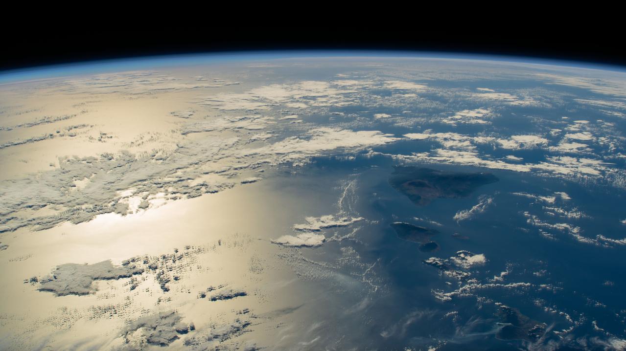 iss070e015686 (Nov. 2, 2023) --- The sun's glint beams across the Pacific Ocean in this photograph from the International Space Station as it orbited 259 miles above the Hawaiian island chain.