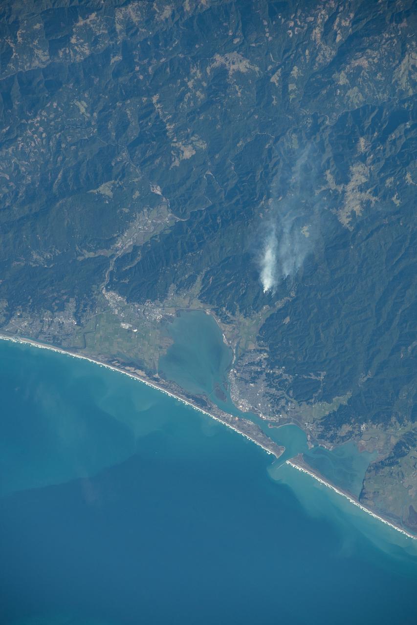 iss070e033932 (Nov. 29, 2023) --- Wildfires in northern California's Humboldt County off the coast of the Pacific Ocean are pictured from the International Space Station as it orbited 261 miles above.