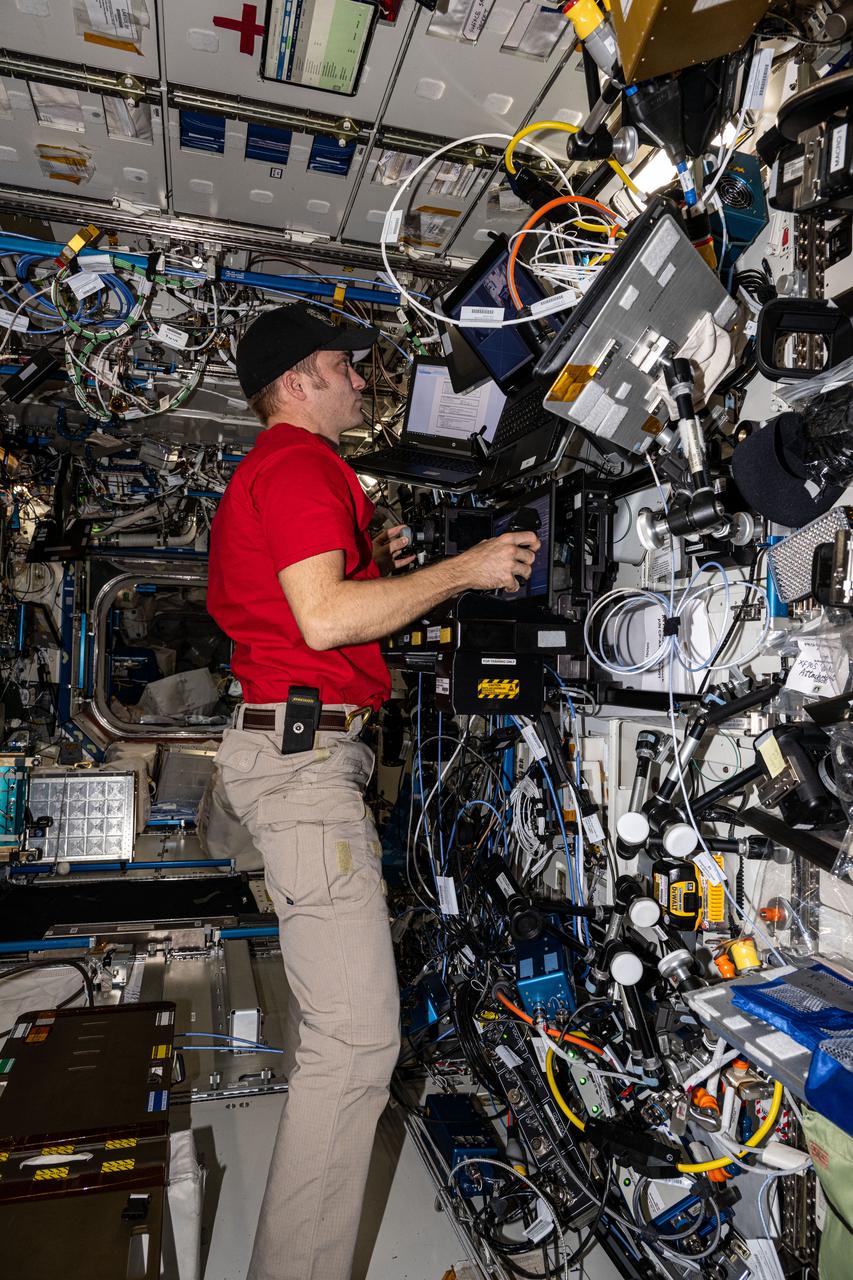 iss071e010043 (April 18, 2024) --- Expedition 71 Flight Engineer and NASA astronaut Matthew Dominick practices operating the Canadarm2 robotic arm during a proficiency test using the robotics workstation aboard the Interntional Space Station's Destiny laboratory module.