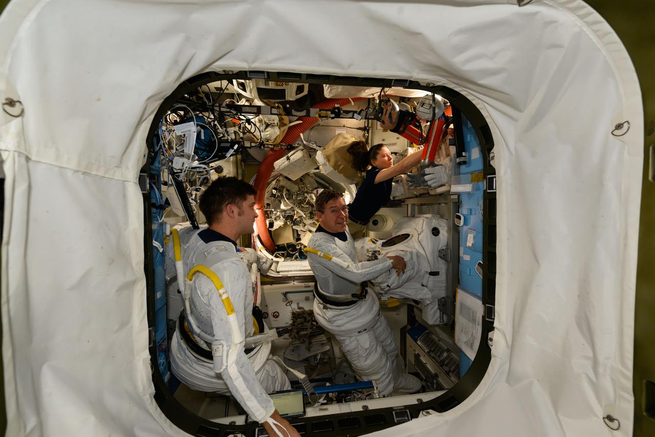 iss071e178108 (June 5, 2024) --- Expedition 71 Flight Engineers Matthew Dominick (left) and Mike Barratt (right), both NASA astronauts, prepare for a spacesuit fit check inside the International Space Station's Quest airlock.