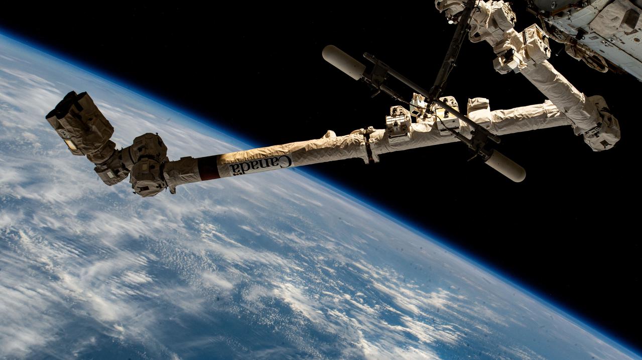 iss071e235690 (June 28, 2024) --- The 57.7-foot-long Canadarm2 robotic arm extends outward from the International Space Station as it orbited 264 miles above the Indian Ocean off the coast of the African nation of Somalia.