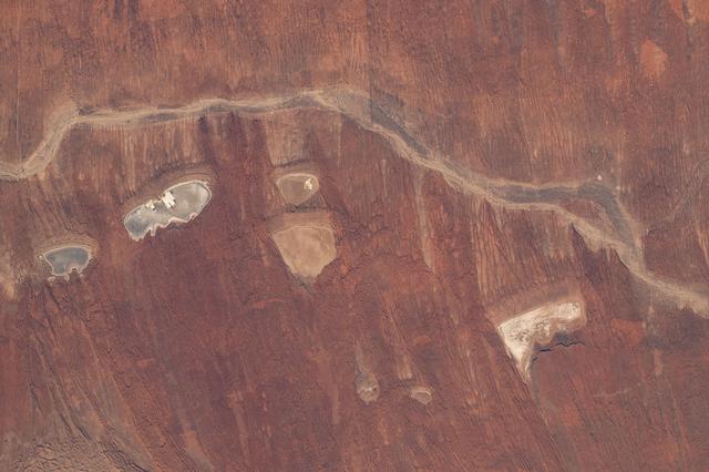 NASA image: iss071e522575