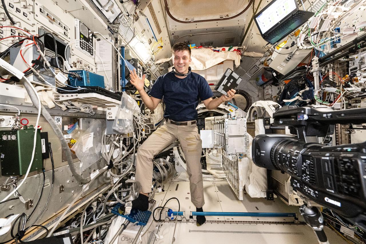 iss071e547031 (Aug. 23, 2024) --- NASA astronaut and Expedition 71 Flight Engineer Matthew Dominick smiles for a portrait in the middle of maintenance work aboard the International Space Station's Kibo laboratory module.