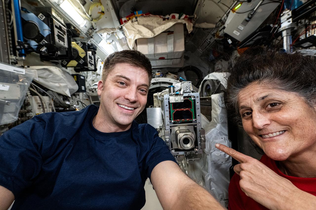 iss071e547361 (Aug. 23, 2024) --- NASA astronauts Matthew Dominick, Expedition 71 Flight Engineer, and Suni Williams, Boeing's Crew Flight Test Pilot, smile for a selfie portrait aboard the International Space Station's Kibo laboratory module.