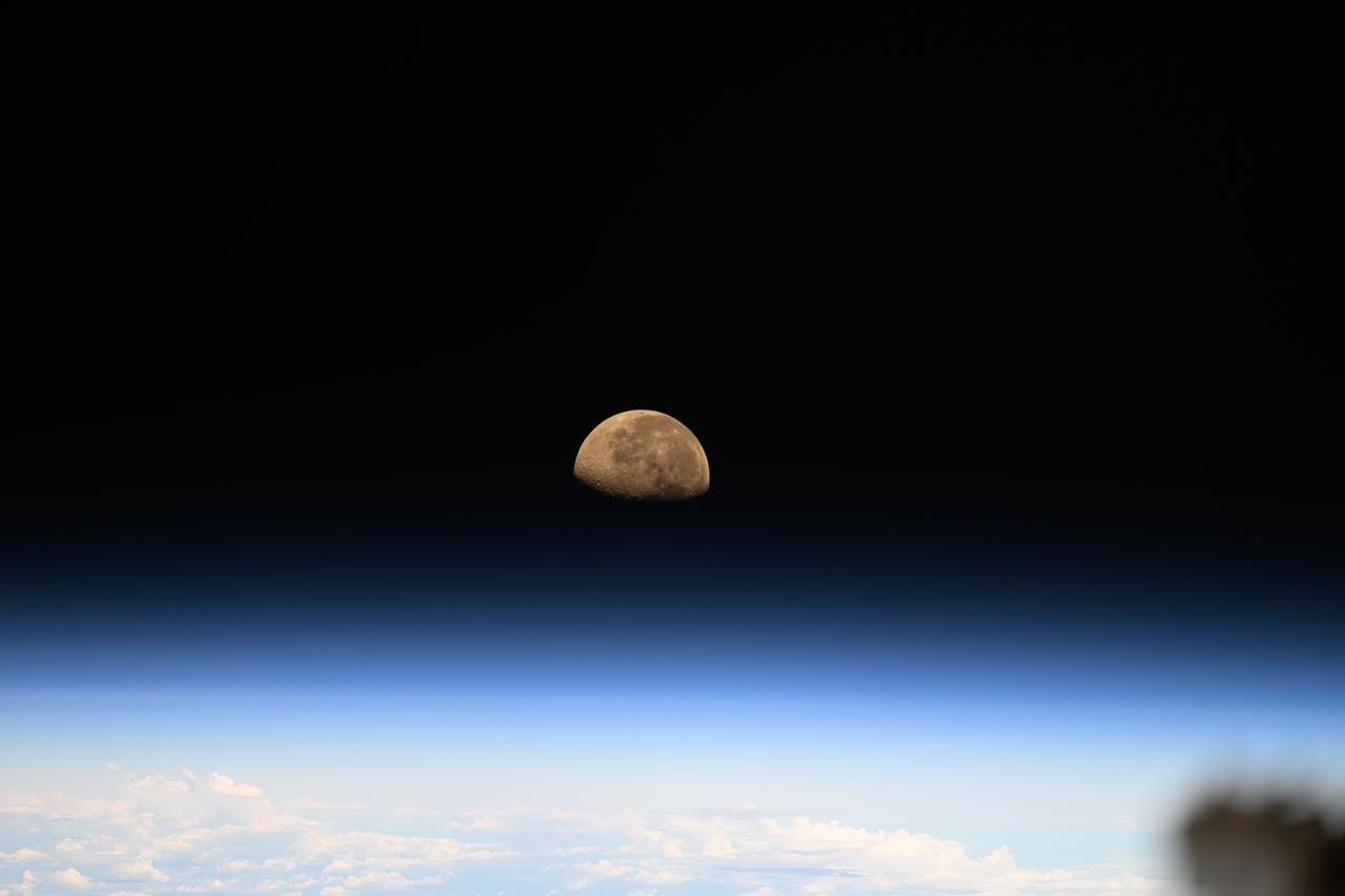 GMT237_21_45_Matthew Dominick_Tropical Storm Hone near Hawaii and Moonsetting 400mm with Suni