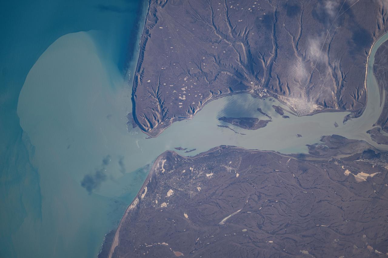 iss071e582449 (Sept. 2, 2024) --- The Santa Cruz River, in Argentina's southernmost province, empties into the Argentine Sea in this photograph from the International Space Station as it orbited 267 miles above the South American nation's coast.