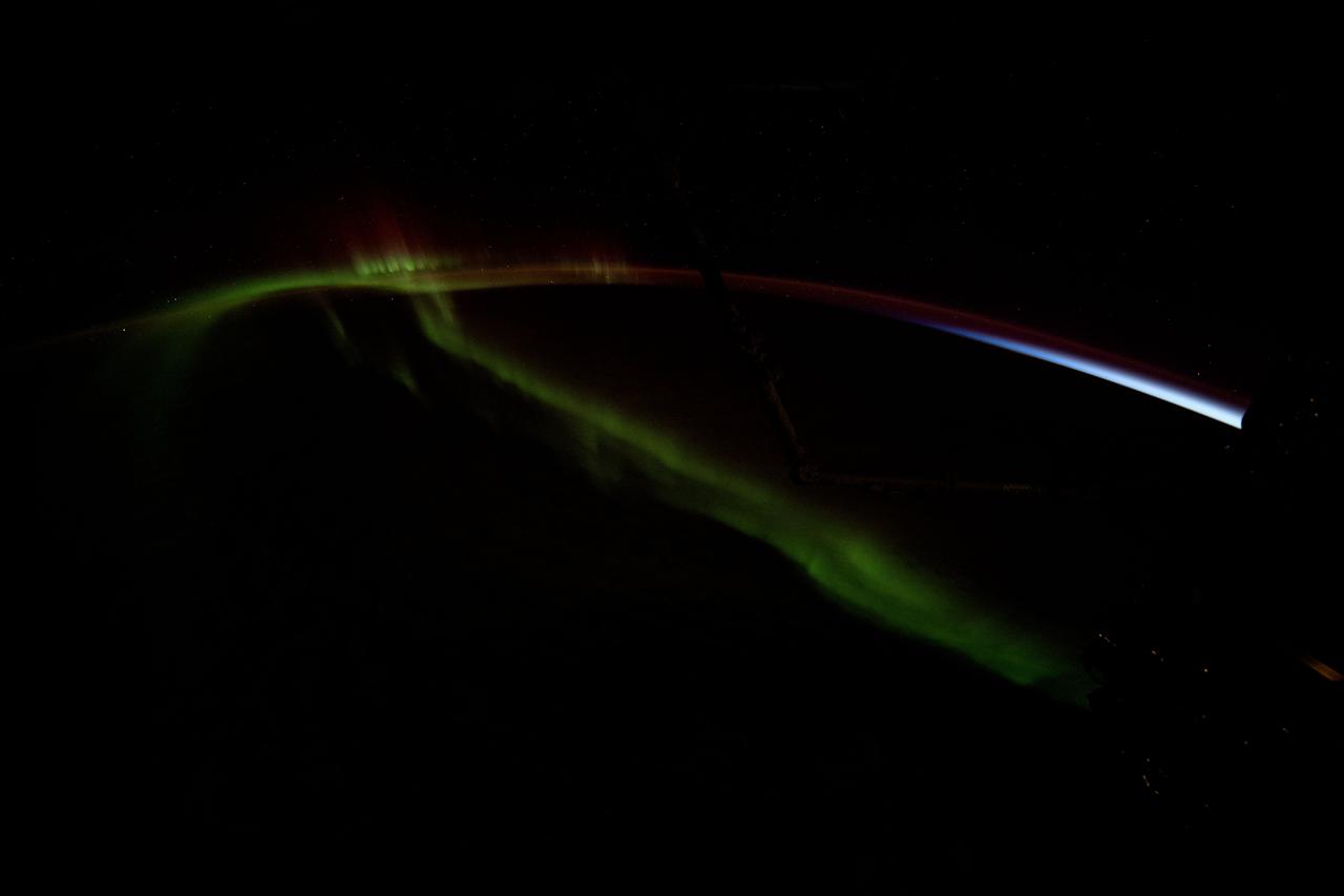 iss072e032946 (Oct. 8, 2024) --- A wispy aurora australis streams over the Earth as the International Space Station soared 274 miles above the Indian Ocean into an orbital sunset southwest of Perth, Australia.