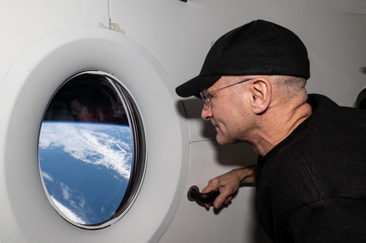 iss072e096874 (Oct. 22, 2024) --- NASA astronaut and Expedition 72 Flight Engineer Don Pettit looks out a window on the SpaceX Dragon Endeavour spacecraft as the International Space Station orbited 269 miles above the Pacific Ocean of the coast of Chile.