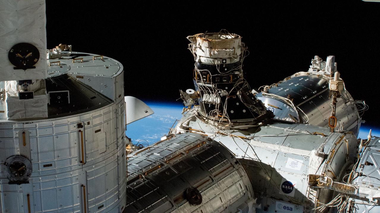 iss072e143839 (Nov. 3, 2024) --- The unoccupied space-facing port on the International Space Station's Harmony module is pictured several hours before the SpaceX Dragon Freedom spacecraft would relocate there after undocking from Harmony's forward port.