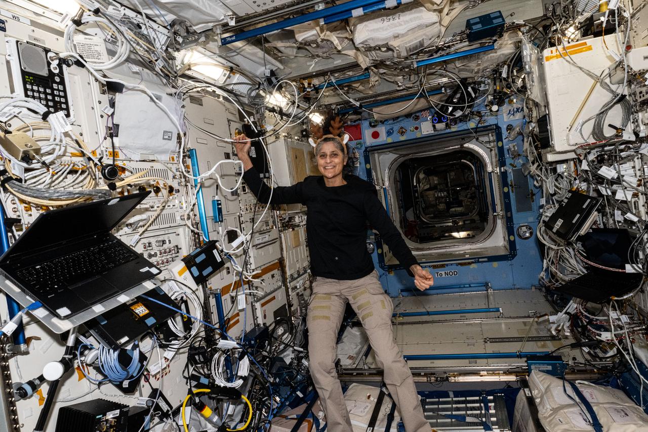 iss072e403385 (Dec. 24, 2024) --- NASA astronaut and Expedition 72 Commander Suni Williams checks research components inside the Kibo laboratory module's Advanced Plant Habitat aboard the International Space Station.