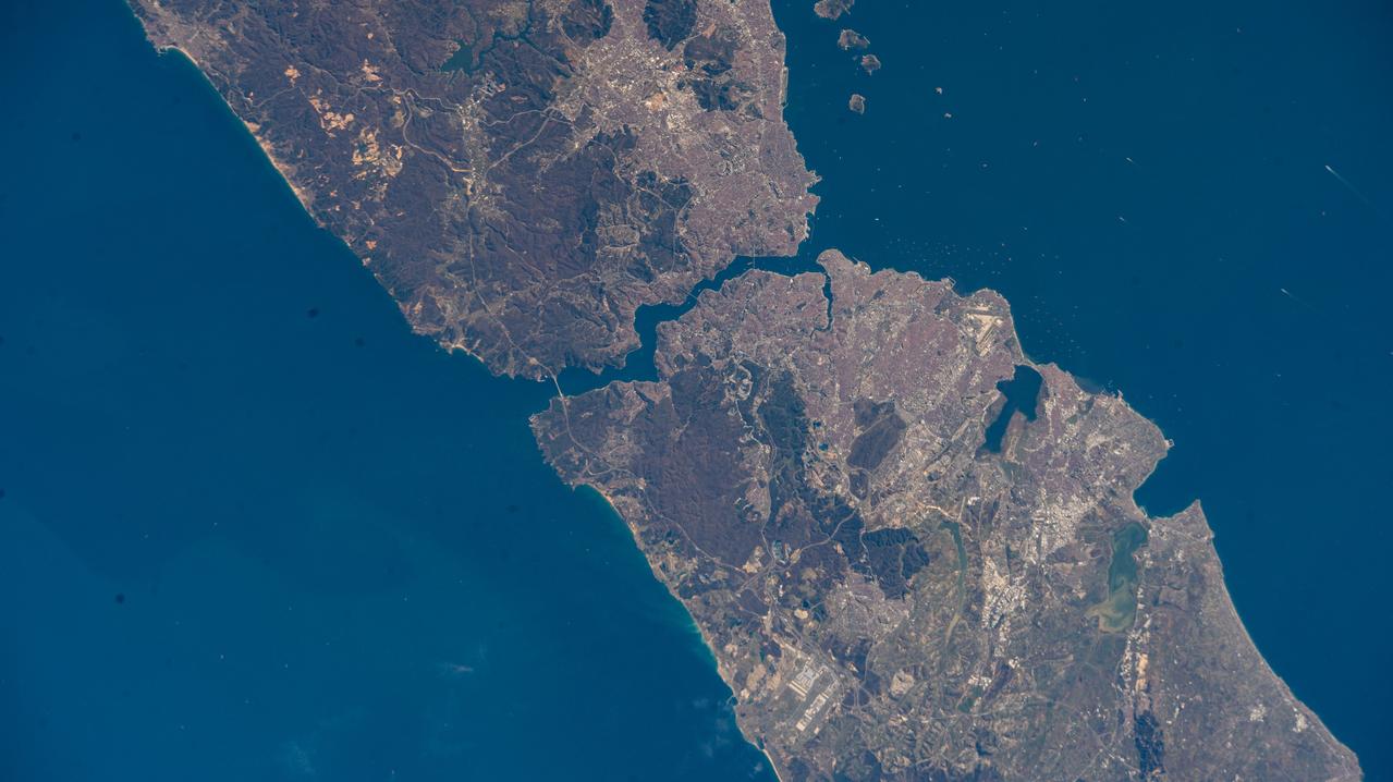 iss072e574770 (Jan. 29, 2025) --- The Bosphorus Strait splits the city of Istanbul, Türkiye, and connects the Black Sea with the Sea of Marmara in this photograph from the International Space Station as it orbited 260 miles above where Europe connects to Asia.