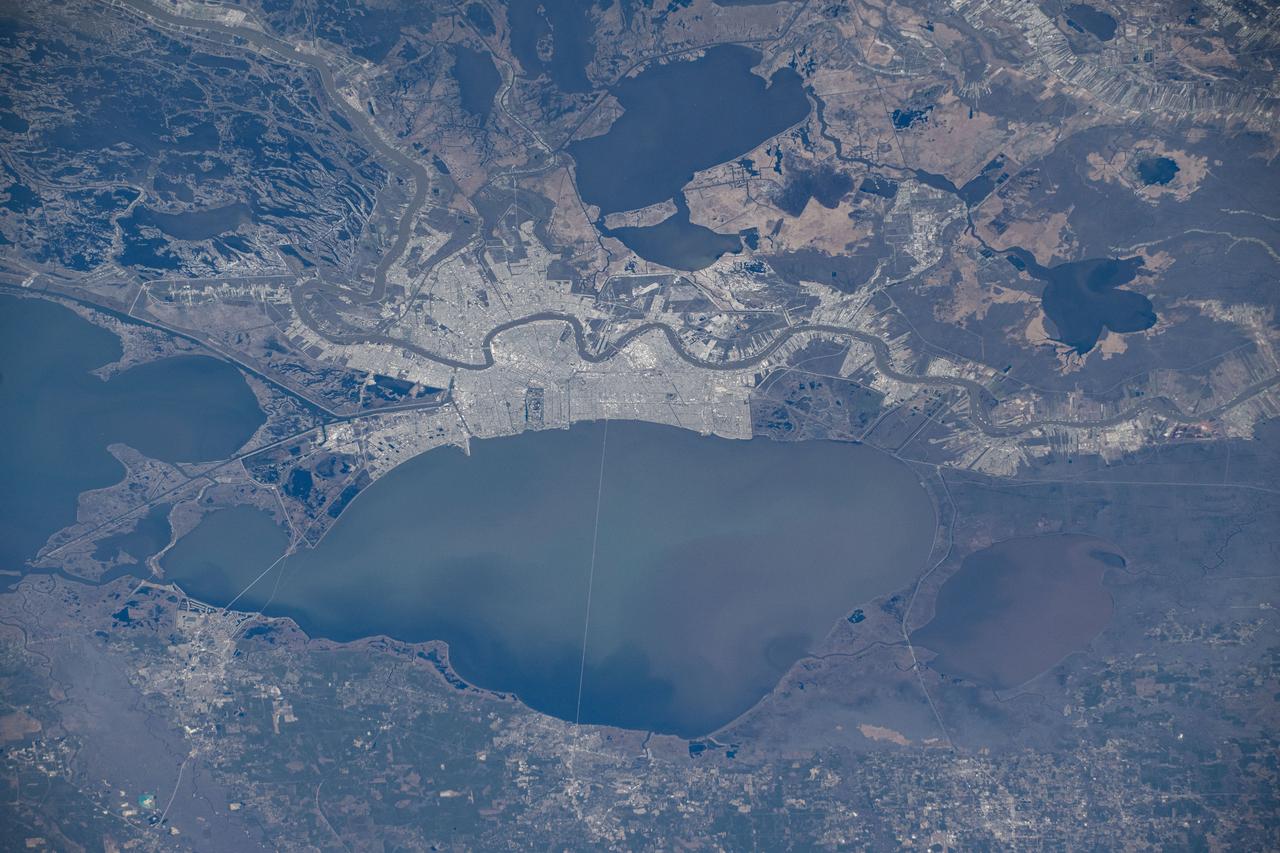 iss072e575658 (Jan. 24, 2025) --- New Orleans, Louisiana, and its suburbs along the Mississippi River and on the shoreline of Lake Pontchartrain are pictured from the International Space Station as it orbited above.
