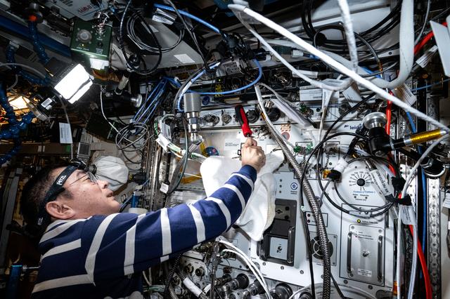 NASA image: JAXA astronaut Kimiya Yui works on the Cold Atom Lab