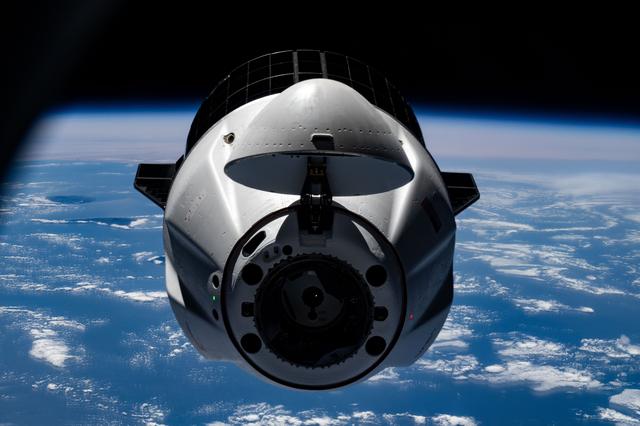 A SpaceX Dragon cargo spacecraft approaches the International Space Station