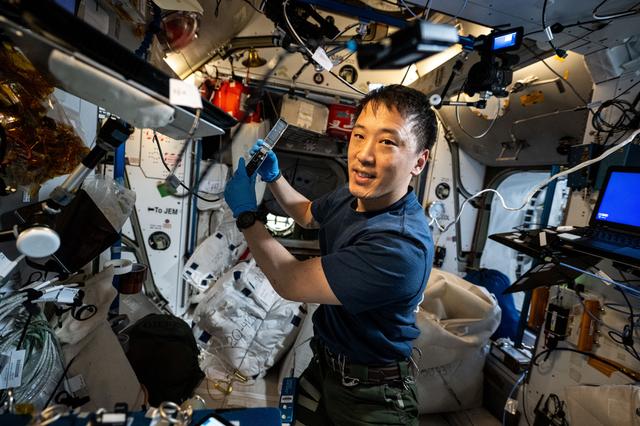 NASA image: NASA astronaut Jonny Kim shows off Voyager DNA Decryption experiment hardware
