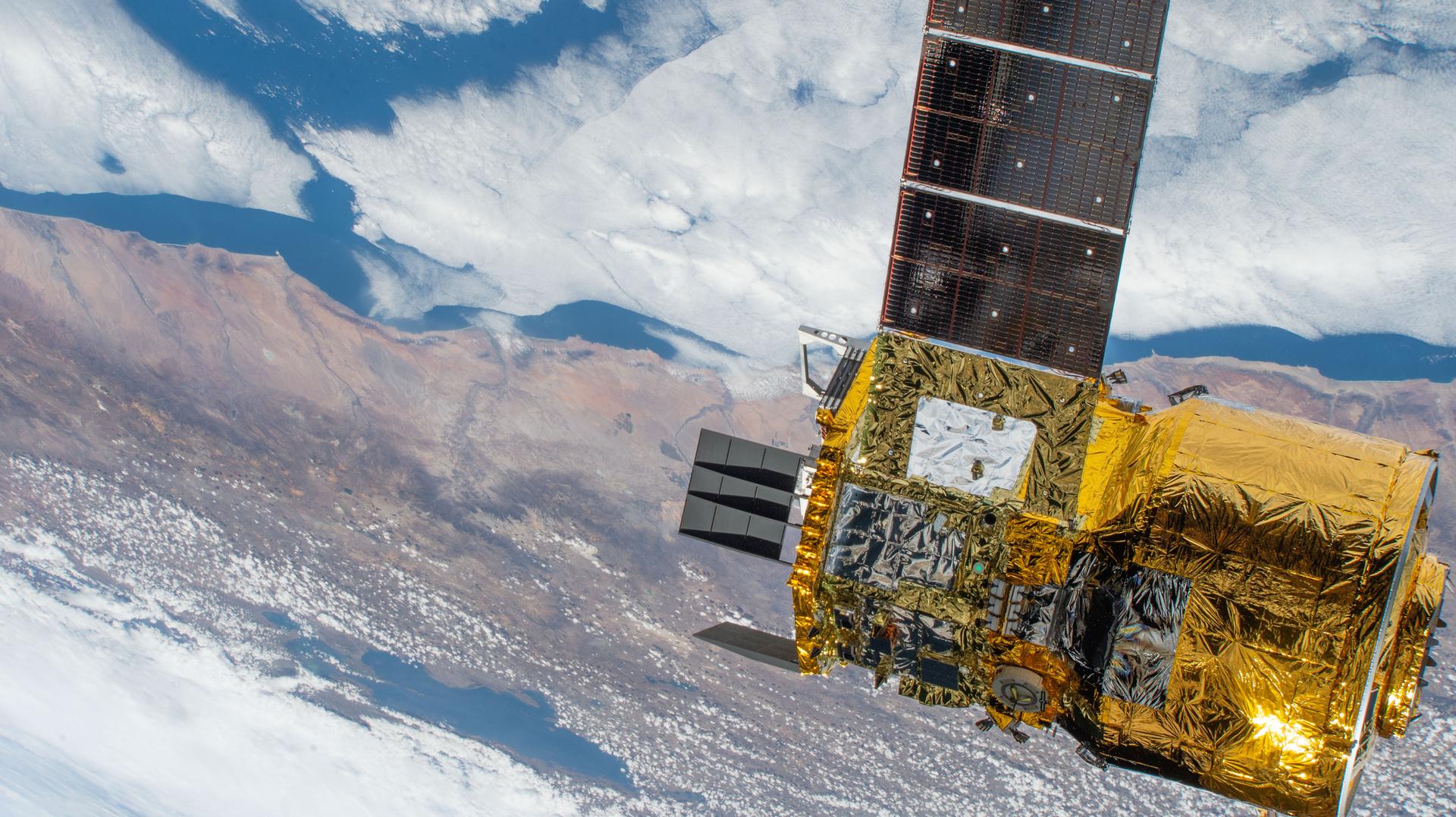 The new HTV-X1 cargo spacecraft from JAXA (Japan Aerospace Exploration Agency), carrying about 12,800 pounds of science, supplies, and hardware for the Expedition 73 crew, slowly approaches the International Space Station 264 miles above the Pacific coast of southern Peru.