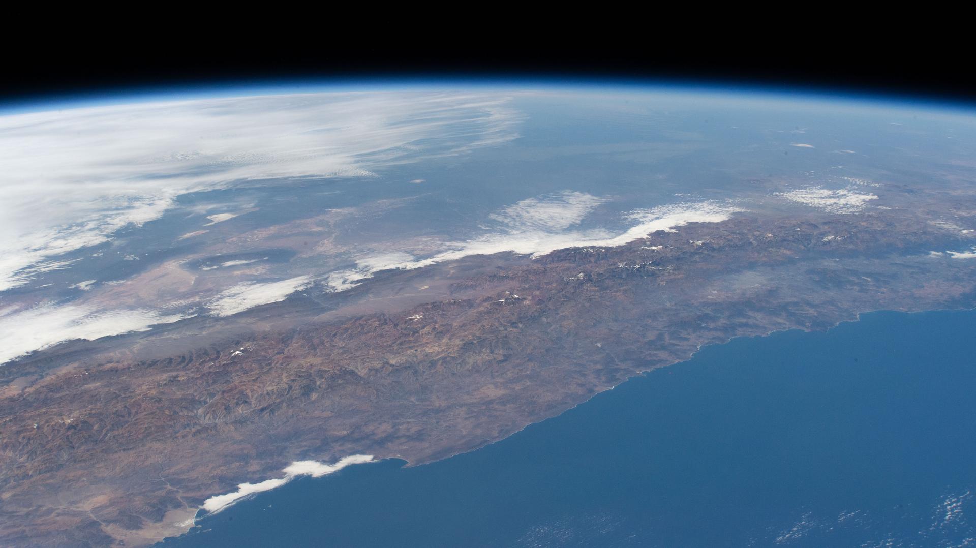 The Andes mountain range running between Chile and Argentina creates distinct differences in climate and geography between the two South American nations. Chile’s Pacific coastline contributes to its moderate temperatures, with the Atacama Desert in the north being one of the driest places on Earth, while its central and southern regions are cooler and wetter. Argentina’s western side is more arid because the Andes block moisture from the Pacific Ocean, while the country’s Atlantic coastline receives more precipitation than its interior and western regions.