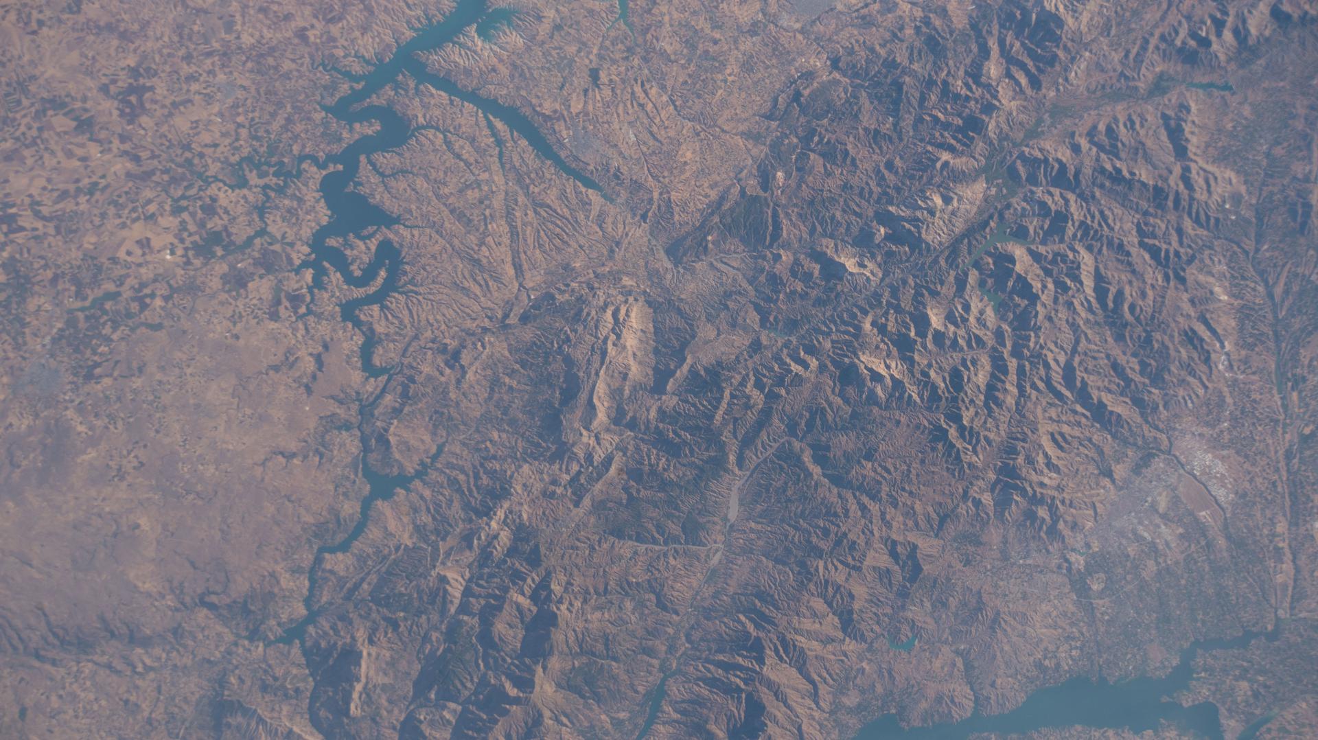 Atatürk Reservoir in Türkiye, located on the Euphrates River near the Southeastern Taurus Mountains, was created by the Atatürk Dam, the world’s fourth largest. The reservoir provides the region with drinking water, irrigation for cotton farming, and commercial and recreational fishing opportunities.