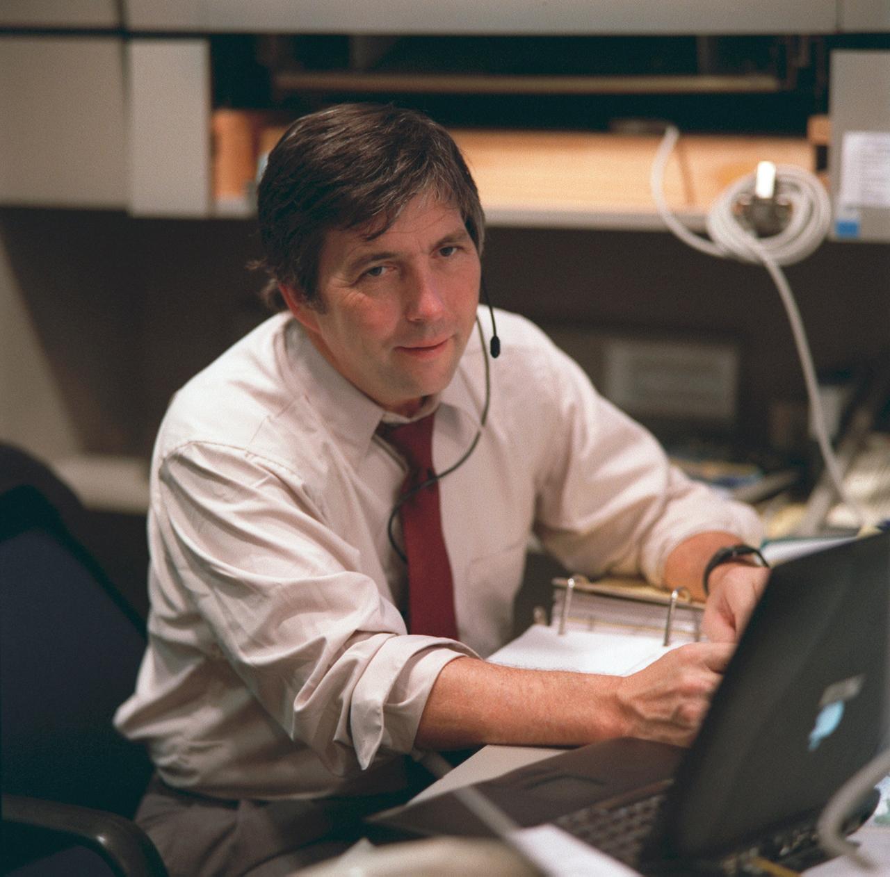 JSC2000-01455 (16 February 2000)---  Mike Kobrick communcates SRTM data to astronauts aboard the Space Shuttle Endeavour from the Crew Interface  Console (CIC) in the Payload Operations Control Center (POCC) at JSC's Mission Control Center.