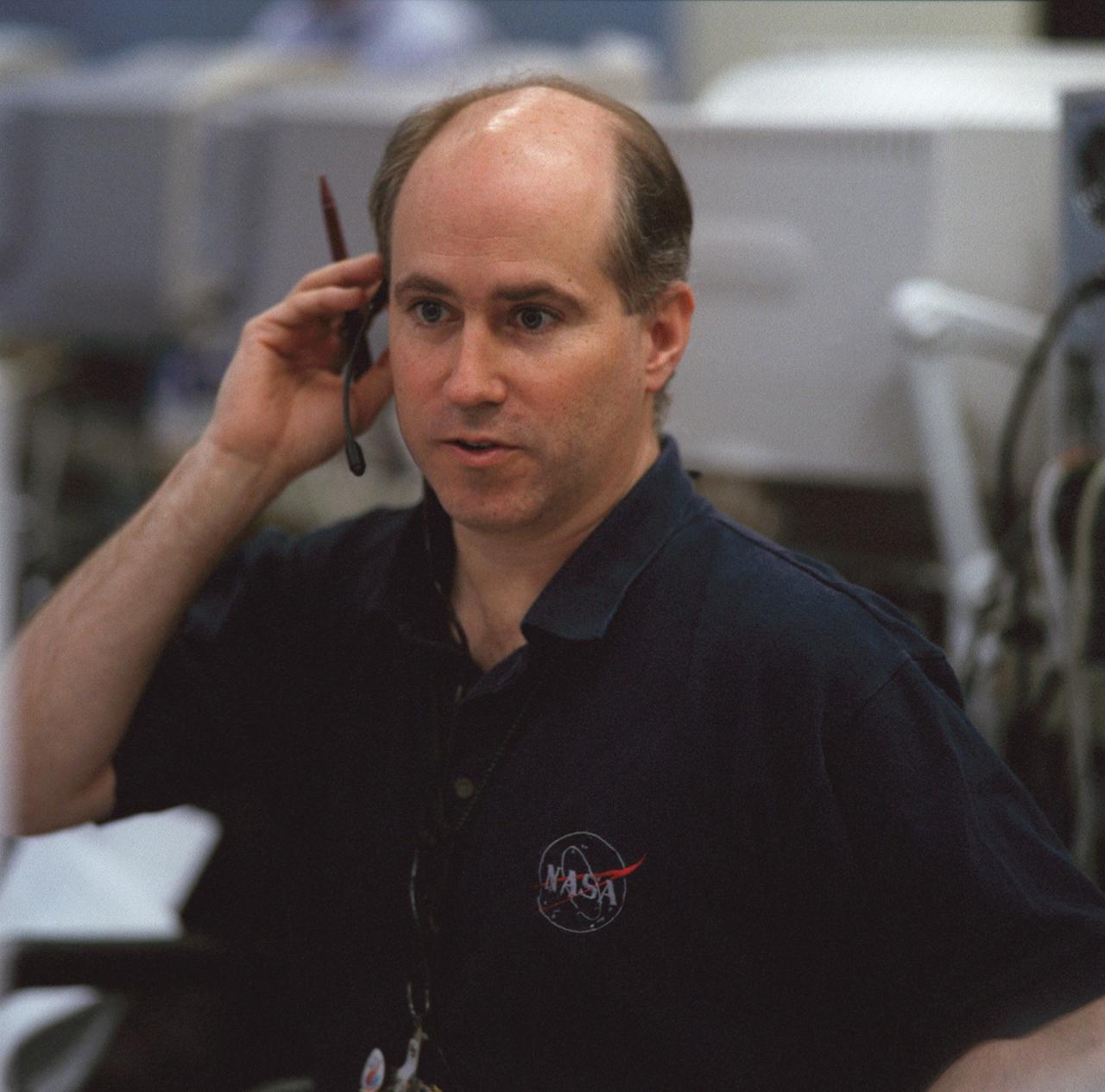 JSC2000-01454 (16 February 2000)---  Scott D. Vangen &quot;talks topography&quot; at the Crew Interface Console (CIC) in the Payload Operations Control Center (POCC) at JSC's Mission Control Center.