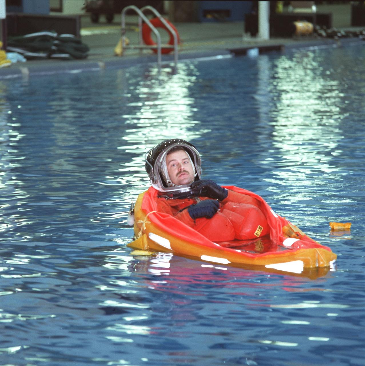 JSC2000-02532 (21 March 2000) --- Astronaut Scott D. Altman, STS-106 pilot, prepares to deploy his life raft during emergency bailout training at  the Neutral Buoyancy Laboratory (NBL).