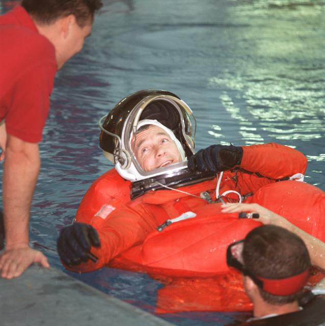 NASA image: STS-106 crew water survival training