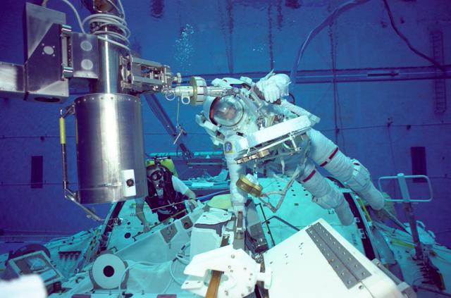 NASA image: STS-97 (4A) EVA training in NBL pool