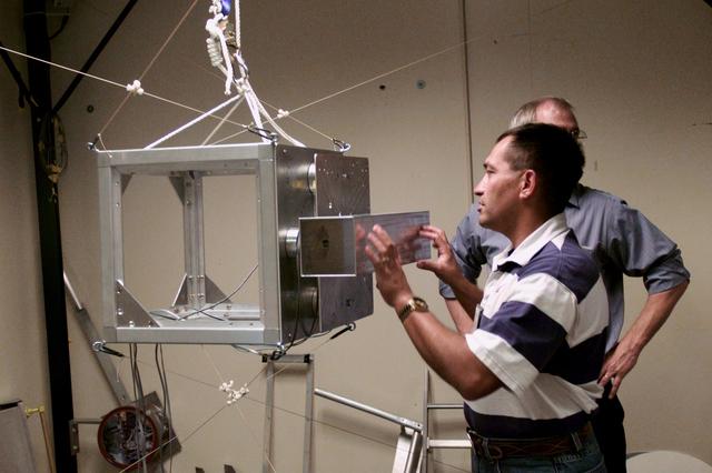 NASA image: STS-97 training in VR lab in Bldg 9C