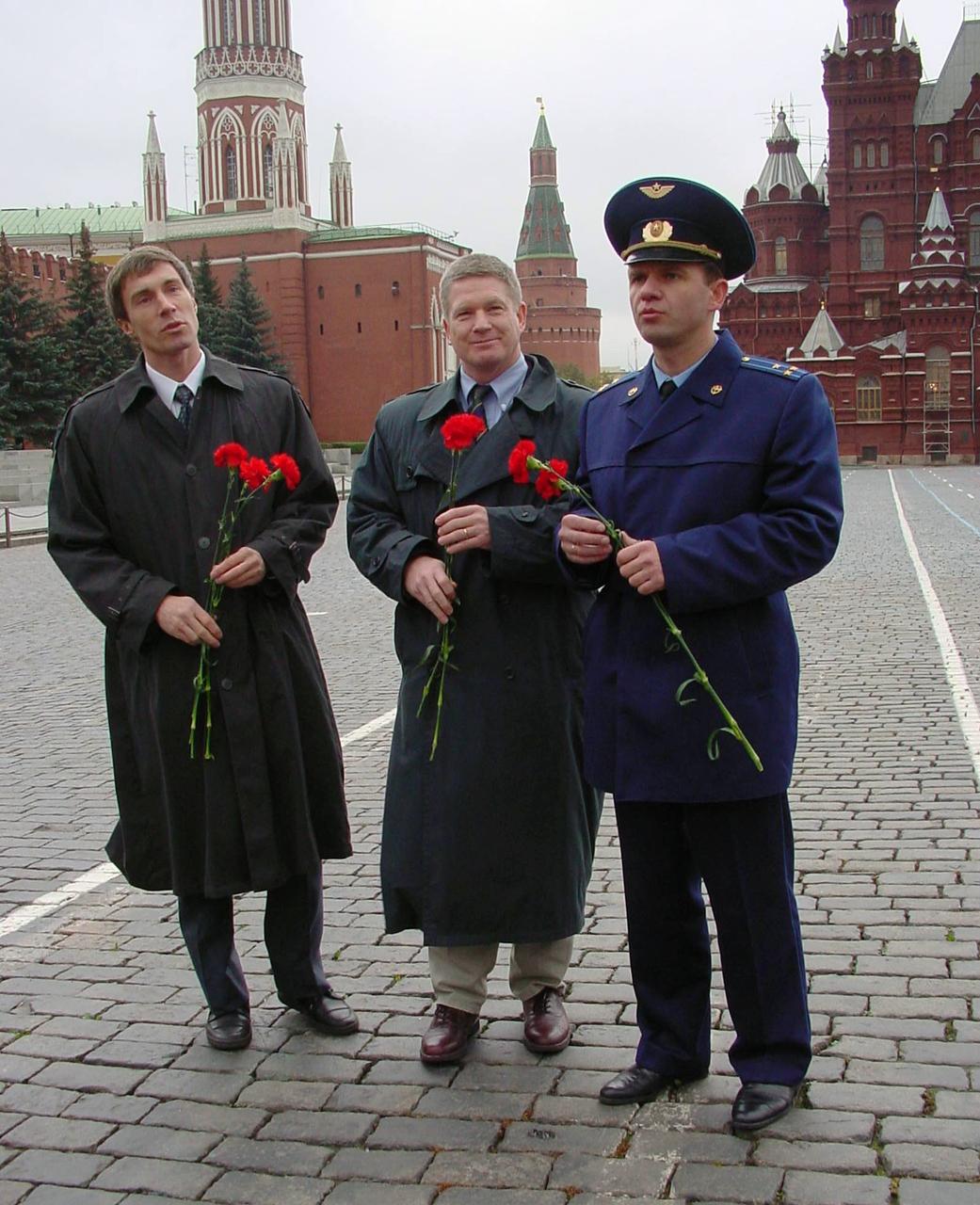 JSC2000-E-27075 (16 October 2000) ---  Expedition One crew members in Moscow.  From left, flight engineer Sergei Krikalev, expedition commander William  (Bill) Shepherd and Soyuz pilot Yuri Gidzenko.