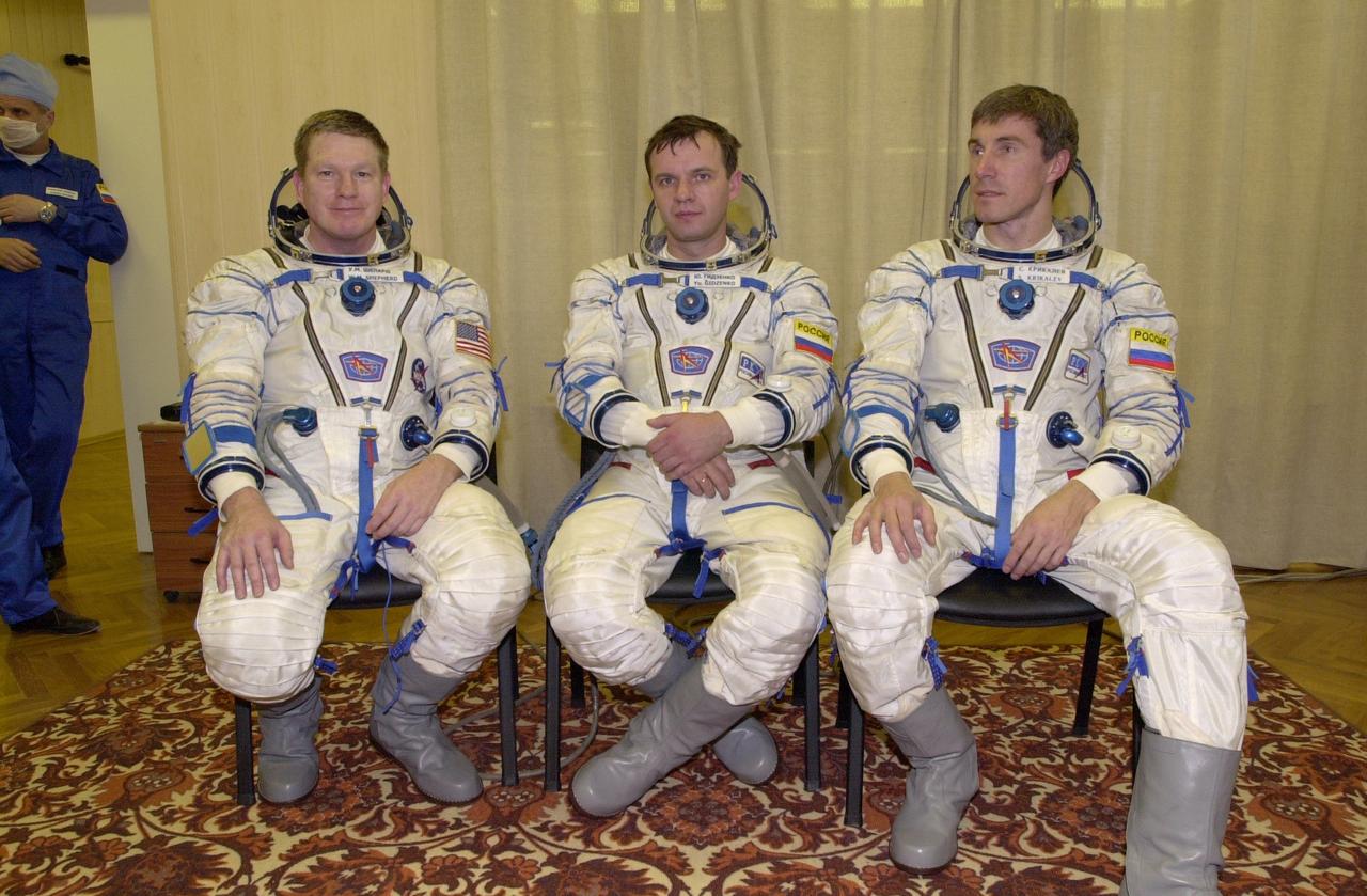 JSC2000-E-27091 (20 October 2000) ---  Taking a break from training for their upcoming mission are, from the left, William M. Shepherd, Expedition 1 commander; Yuri P. Gidzenko, Soyuz commander; and Sergei K. Krikalev,  flight engineer.