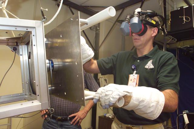 NASA image: STS-109 Crew Training  in VR Lab, Building 9