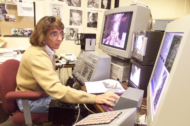 NASA image: STS-109 Crew Training  in VR Lab, Building 9
