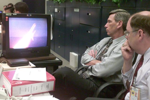 NASA image: STS-105 Coveage in the MCC