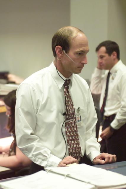 JSC2001-E-25412 (17 August 2001) --- Gary Ford, assembly and check-out officer, intently studies data at his console in the shuttle flight control room (WFCR) in Houston's Mission Control Center (MCC) during the STS-105 mission.