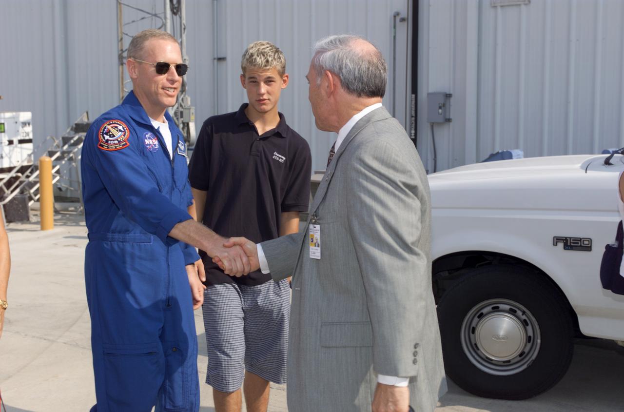 JSC2001-E-25808 (23 August 2001) --- Patrick G. Forrester, STS-105 mission specialist, shakes hands with Johnson Space Center's (JSC) Acting Director Roy Estess during the STS-105 and Expedition Two crew return ceremonies at Ellington Field. The STS-105 crew delivered the Expedition Three crew and supplies to the International Space Station (ISS) and brought the Expedition Two crew back to Earth.