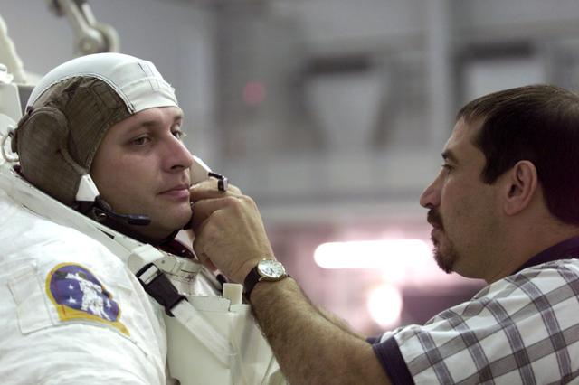 JSC2001-E-26433 (4 September 2001) --- Cosmonaut Yuri I. Onufrienko, Expedition Four mission commander, prepares to be submerged in the waters of the Neutral Buoyancy Laboratory (NBL) at the Johnson Space Center (JSC). United Space Alliance (USA) crew trainer Lou Carfagno assists Onufrienko with the training version of his Extravehicular Mobility Unit (EMU) space suit. Onufrienko represents Rosaviakosmos.