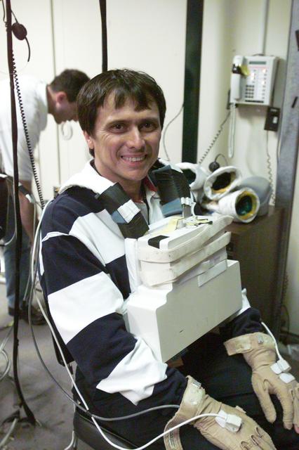 NASA image: STS-111 Training in VR lab with Expedition IV and V Crewmembers