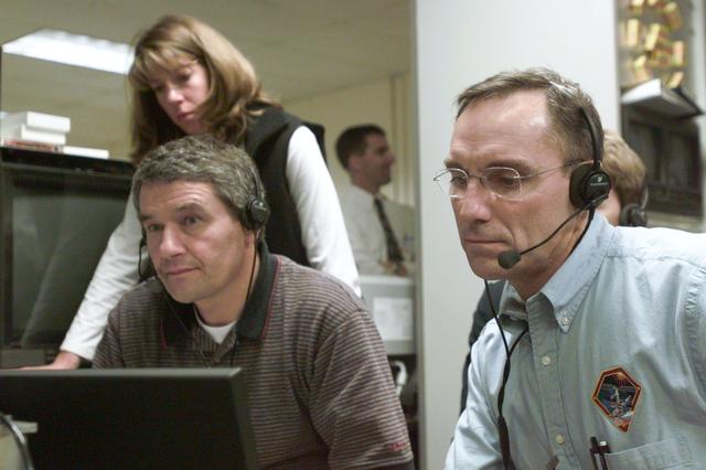 JSC2001-E-39082 (18 October 2001) --- Cosmonaut Valeri G. Korzun (left), Expedition Five mission commander, and astronaut Carl E. Walz, Expedition Four flight engineer, use the virtual reality lab at the Johnson Space Center (JSC) to train for their duties on the International Space Station (ISS). This type of computer interface paired with virtual reality training hardware and software helps the entire team for dealing with ISS elements. Korzun represents Rosaviakosmos.
