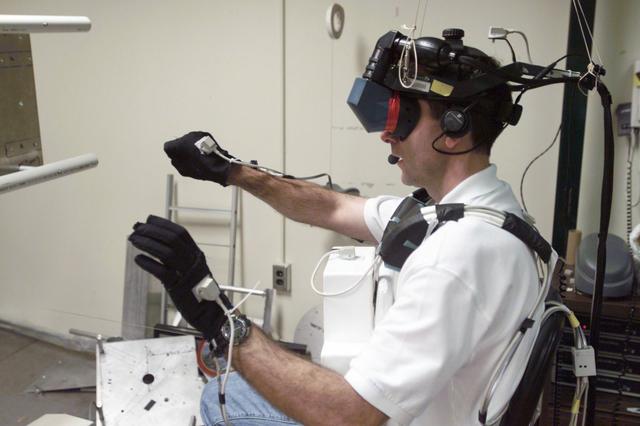 NASA image: STS-111 Training in VR lab with Expedition IV and V Crewmembers