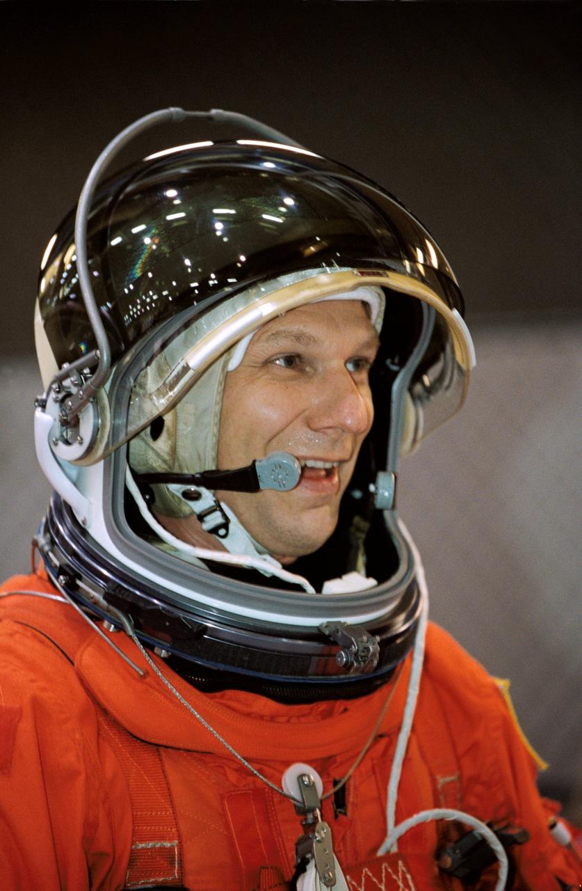 JSC2002-00860 (24 April 2002) --- Astronaut Piers J. Sellers, STS-112 mission specialist, attired in a training version of the shuttle launch and entry suit, awaits the start of a mission training session in the Space Vehicle Mockup Facility at the Johnson Space Center (JSC).