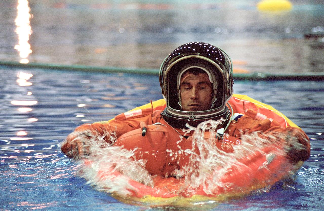 JSC2002-01972 (28 October 2002) --- Cosmonaut Sergei K. Krikalev, backup Expedition Seven mission commander, floats in a small life raft during an emergency bailout training session in the Neutral Buoyancy Laboratory (NBL) near the Johnson Space Center (JSC). Krikalev represents Rosaviakosmos.