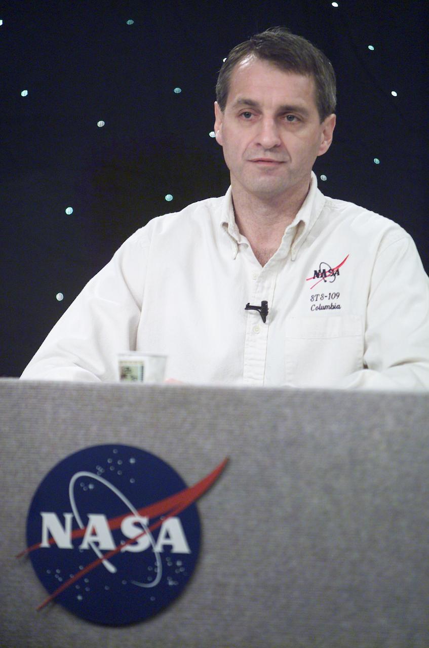 JSC2002-E-05101 (15 February 2002) --- Astronaut Richard M Linnehan, STS-109 mission specialist, fields a question during a pre-flight press conference at Johnson Space Center (JSC).