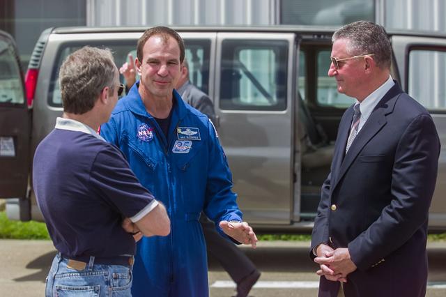 NASA image: STS-110 Crew Return at Ellington Field, Hangar 990