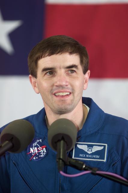 JSC2002-E-14073 (20 April 2002) --- Astronaut Rex J. Walheim, STS-110 mission specialist, speaks from the lectern in Hangar 990 at Ellington Field during the crew return ceremonies.