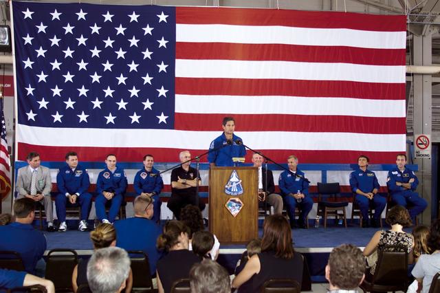 JSC2002-E-25981 (21 June 2002) --- Astronaut Paul S. Lockhart, STS-111 pilot, speaks to a large crowd who showed up at Ellington Field's Hangar 990 to welcome home the STS-111 and Expedition Four crew members. Members of the STS-111 and Expedition Four crews joined NASA Administrator Sean O'Keefe and JSC Director Jefferson D. Howell, Jr. on the dais.
