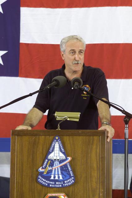 JSC2002-E-26024 (21 June 2002) --- NASA Administrator Sean O'Keefe speaks from the lectern in Hangar 990 at Ellington Field during the STS-111 and Expedition Four crew return ceremonies.